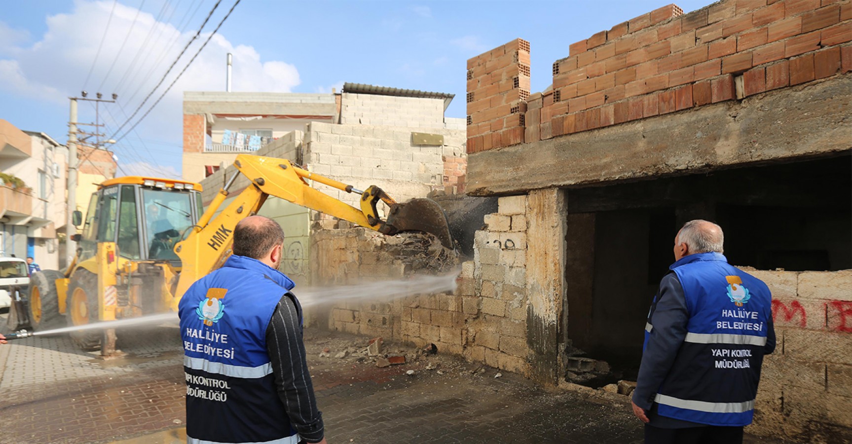 Haliliye Belediyesi riskli bazı binaları yıktı