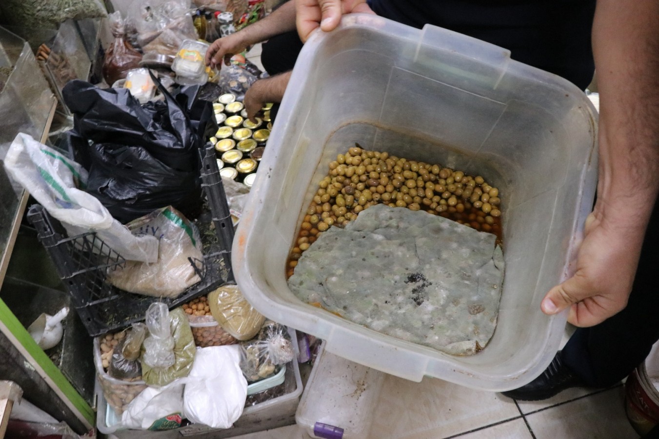 Haliliye'de 4 bin ürün ve yarım ton yiyecek imha edildi