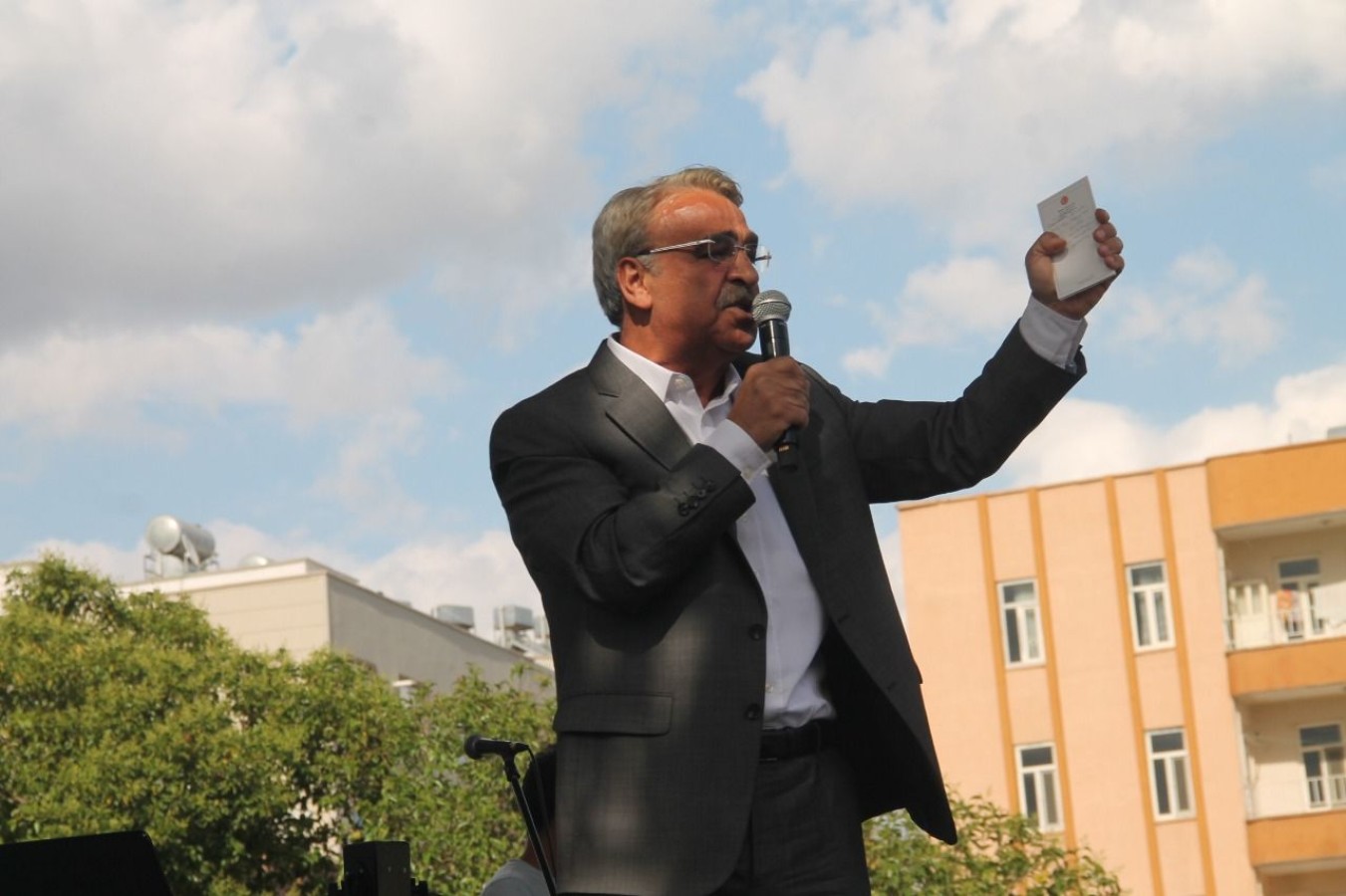 HDP Urfa Vekili Mithat Sancar partisinden istifa etti