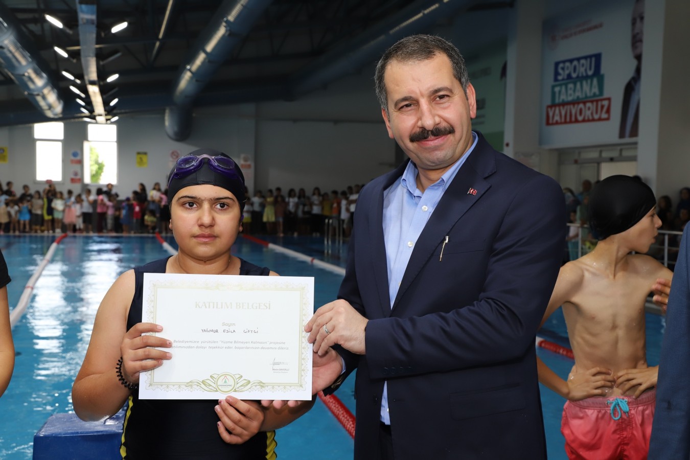 Karaköprü'de minik yüzücüler sertifikalarını aldı