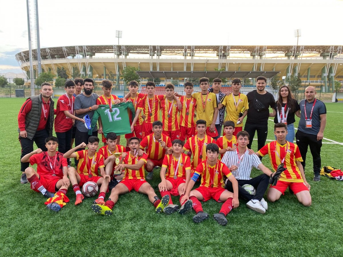 Şampiyon Viranşehir Belediyespor kupasına kavuştu
