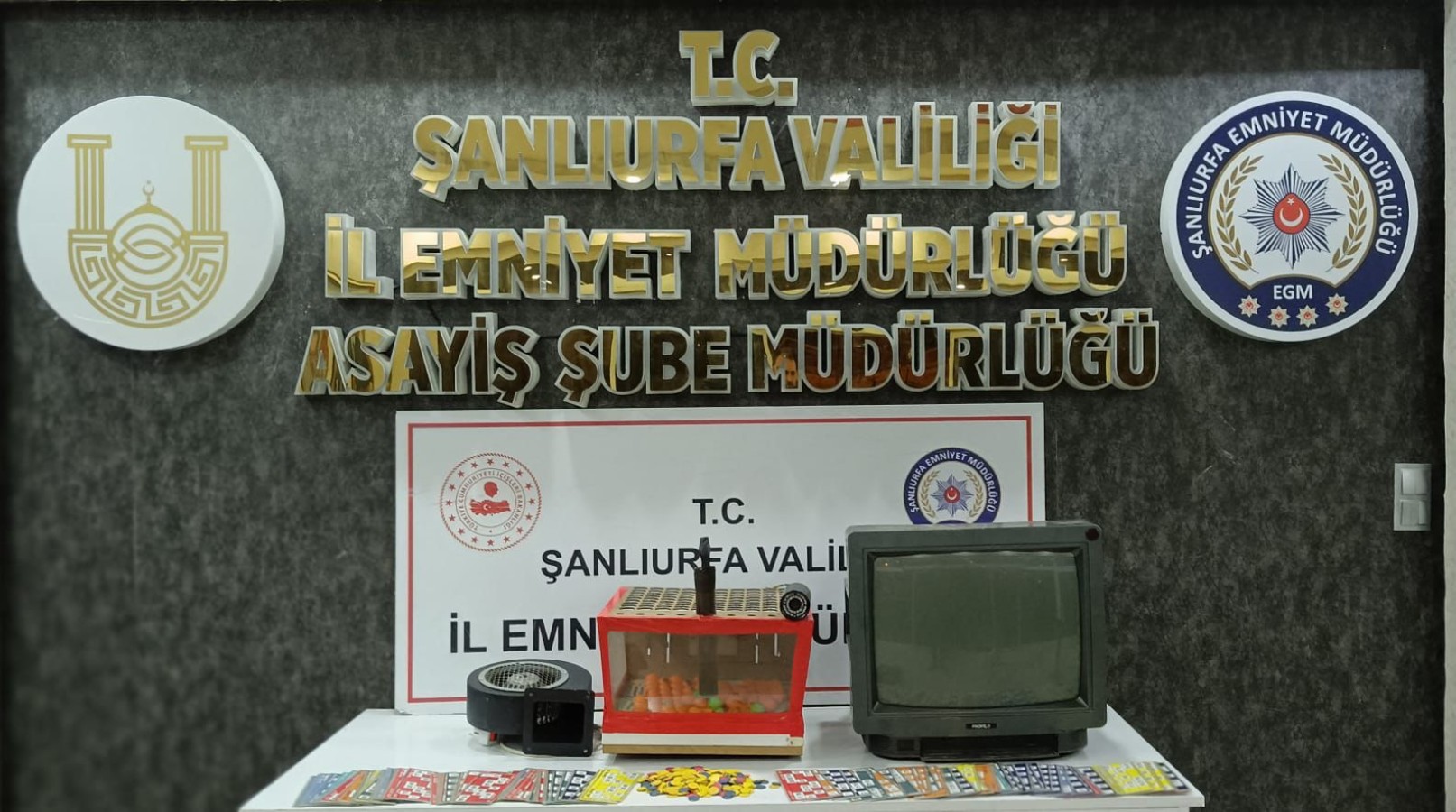 Şanlıurfa'da kumar oynatılan iş yerine polis baskını!