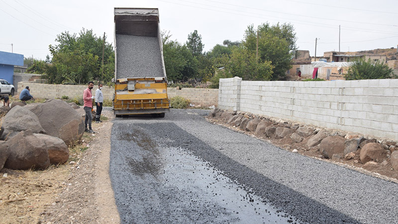 Viranşehir Belediyesi kırsalda sathi kaplama asfalt çalışmalarına devam ediyor